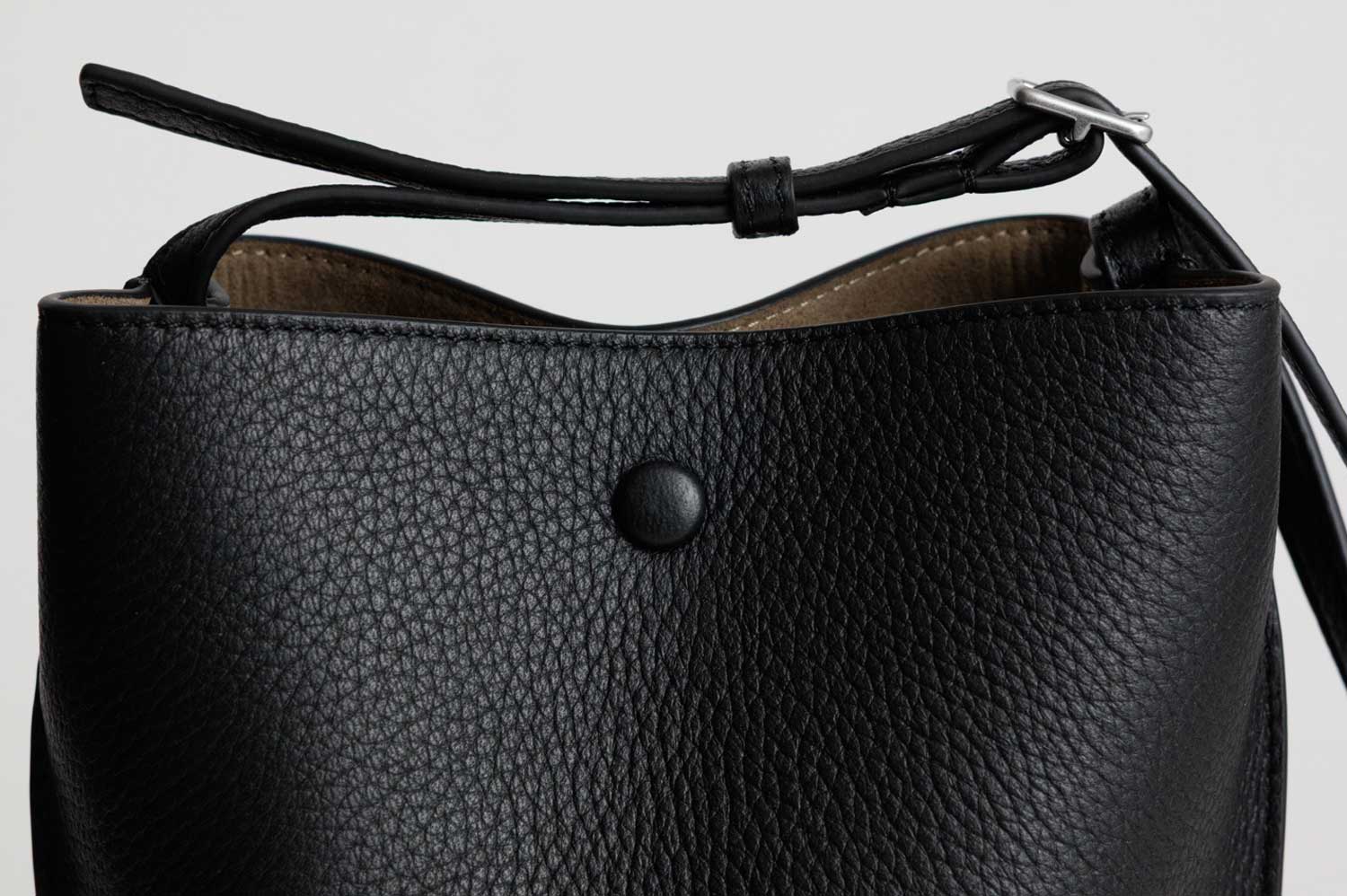 Yu Mei - Phoebe Bucket - Black Deer Nappa