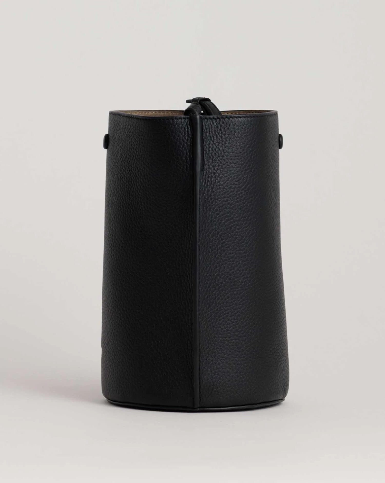 Yu Mei - Phoebe Bucket - Black Deer Nappa