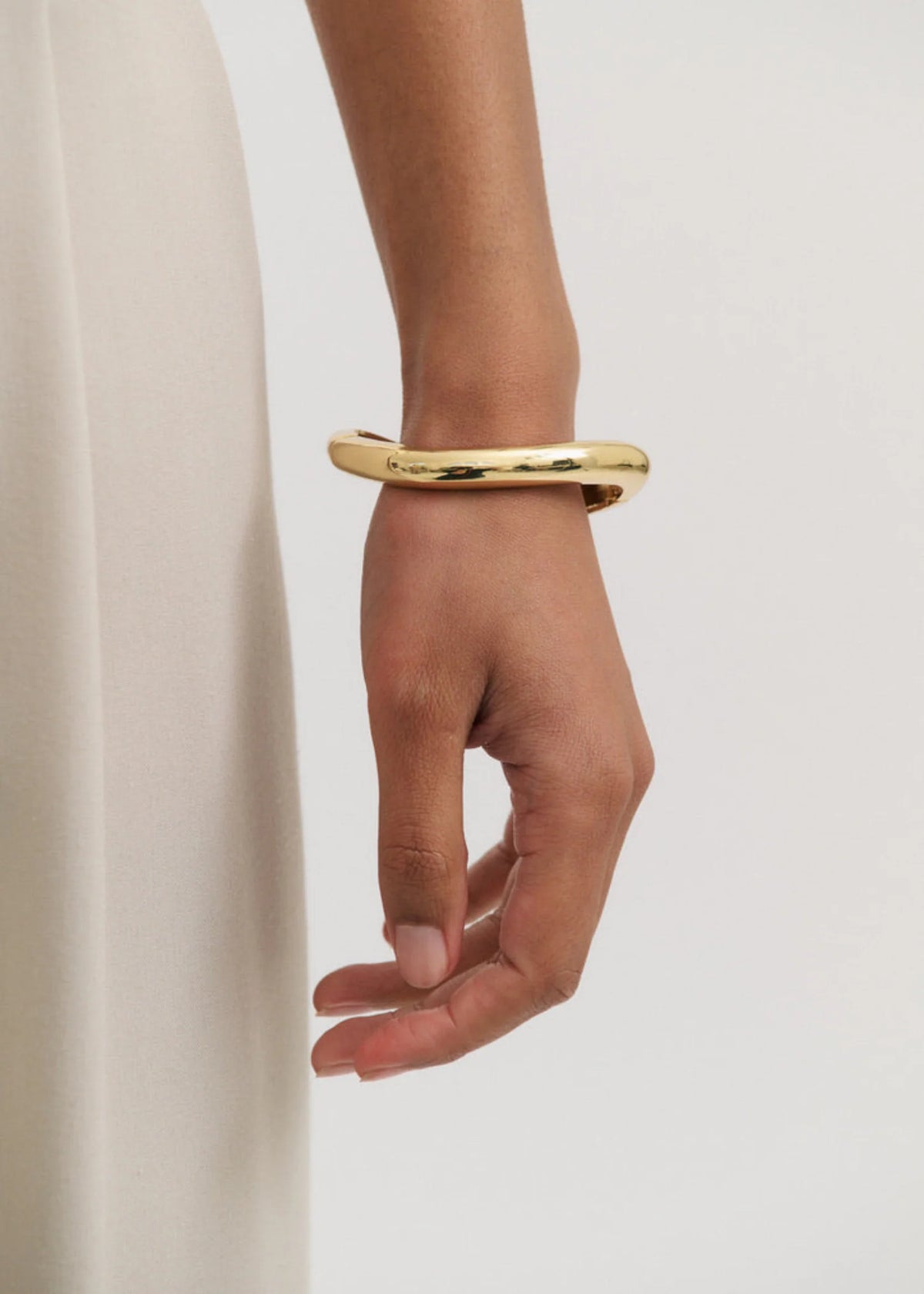 ANNA ROSSI - THIN WARPED BANGLE - GOLD
