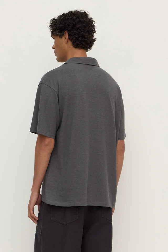 ASSEMBLY LABEL - ALONZO KNIT POLO - WASHED CHARCOAL
