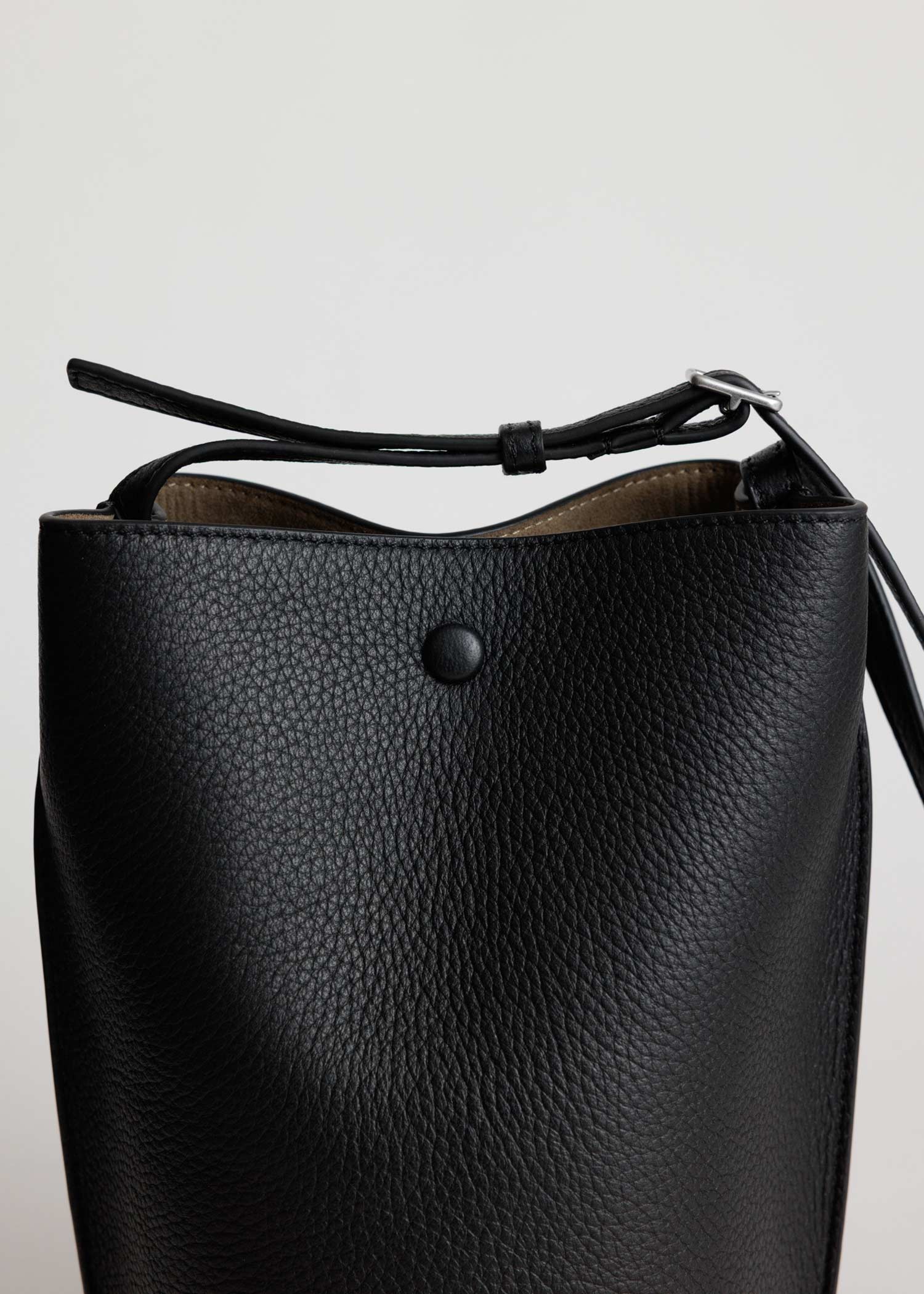 Yu Mei - Phoebe Bucket Bag - Black Deer Nappa