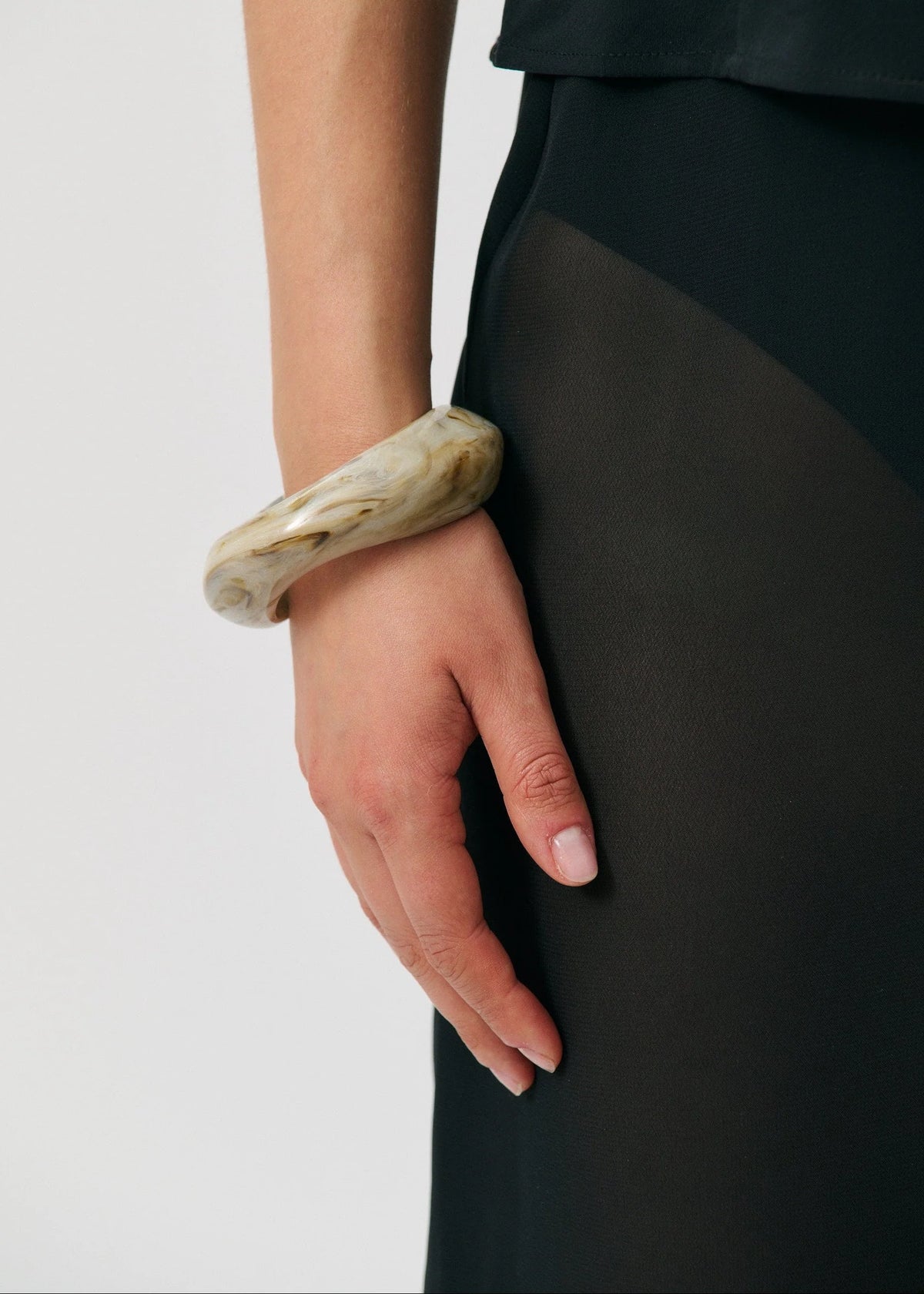 ANNA ROSSI - CONTOUR BANGLE - GREIGE