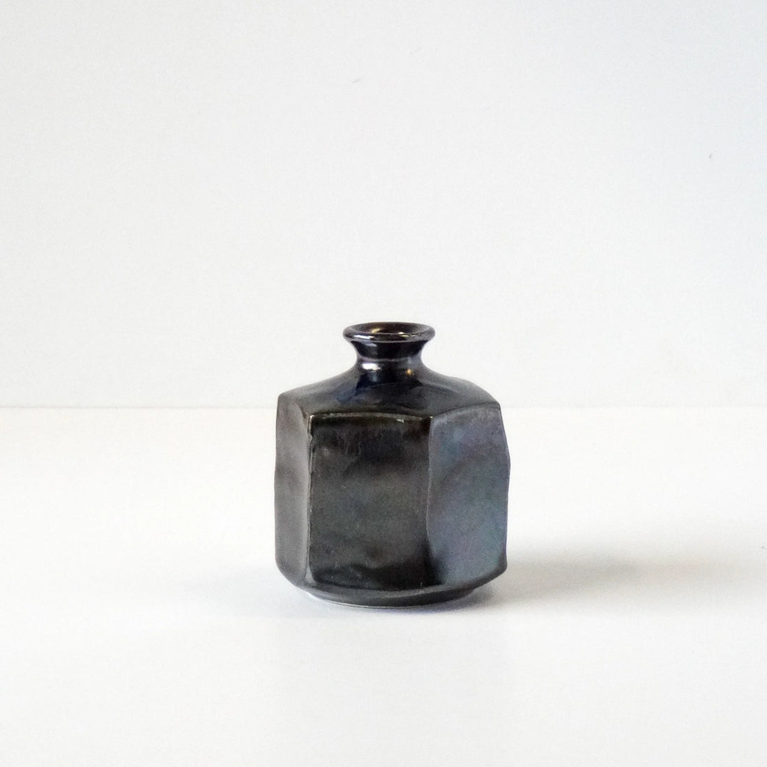 Naibu - Metallic Black Heagon Vase